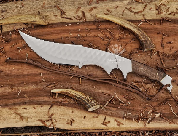 Secure grip handle of handmade D2 steel Bowie knife for outdoor use