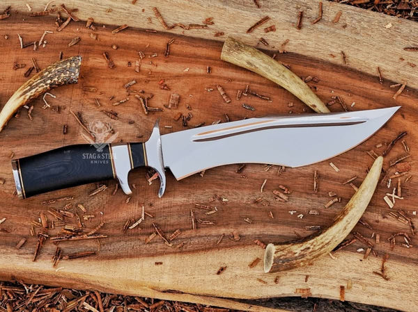 Sharp cutting edge of D2 steel survival bowie knife