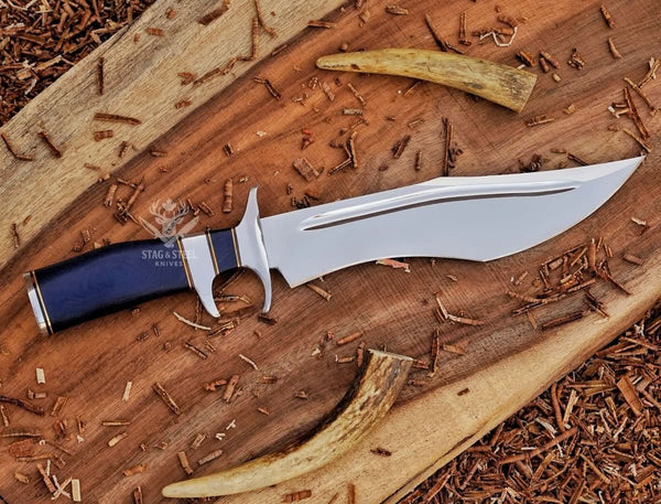 Sharp cutting edge of D2 steel survival bowie knife