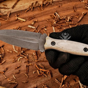 Compact small dagger with leather sheath