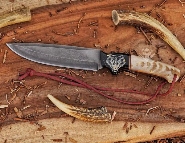 Full tang D2 hunting knife with decorative wolf handle