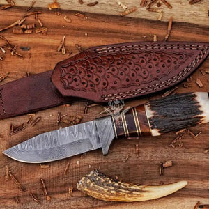 Damascus steel edge on hunting knife