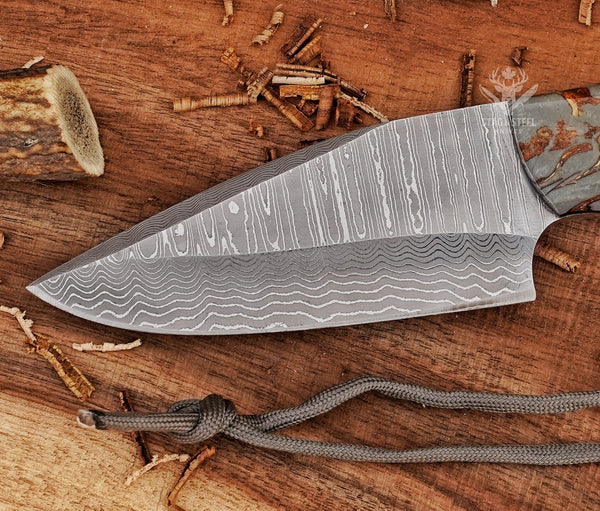 Damascus skinning knife suitable for field dressing