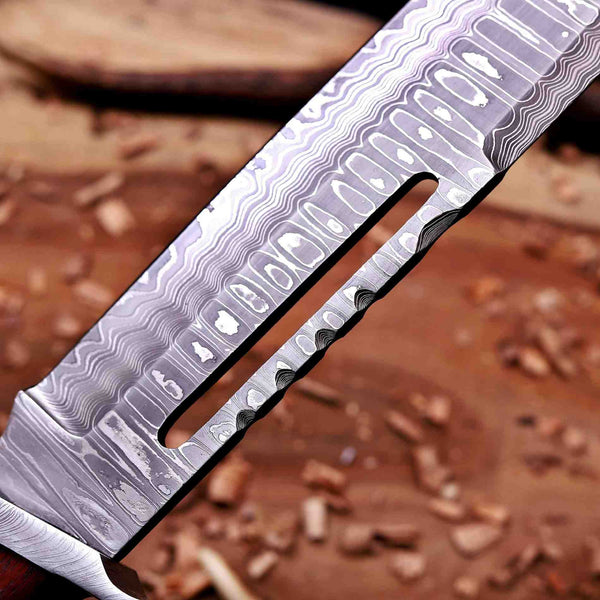VG10 Damascus pattern and sawback spine detail